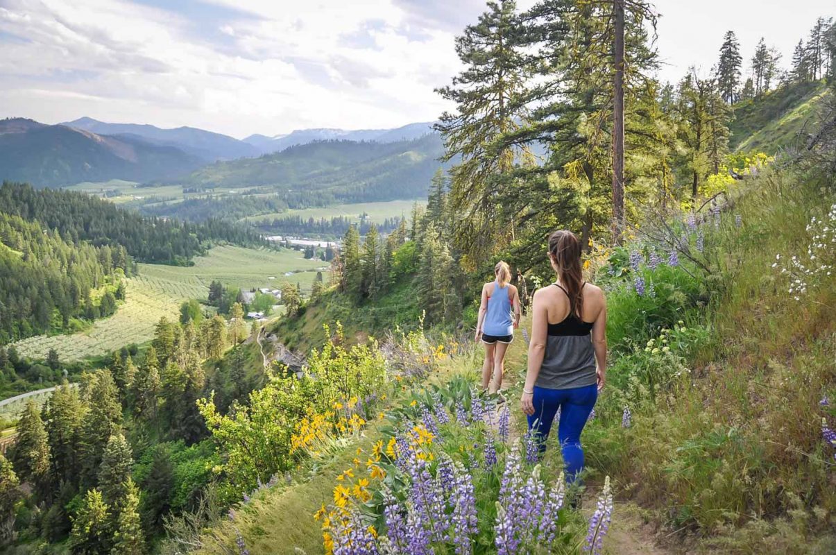 What to Wear for an Early Spring Hike & #SpreadTheKindness Link Up