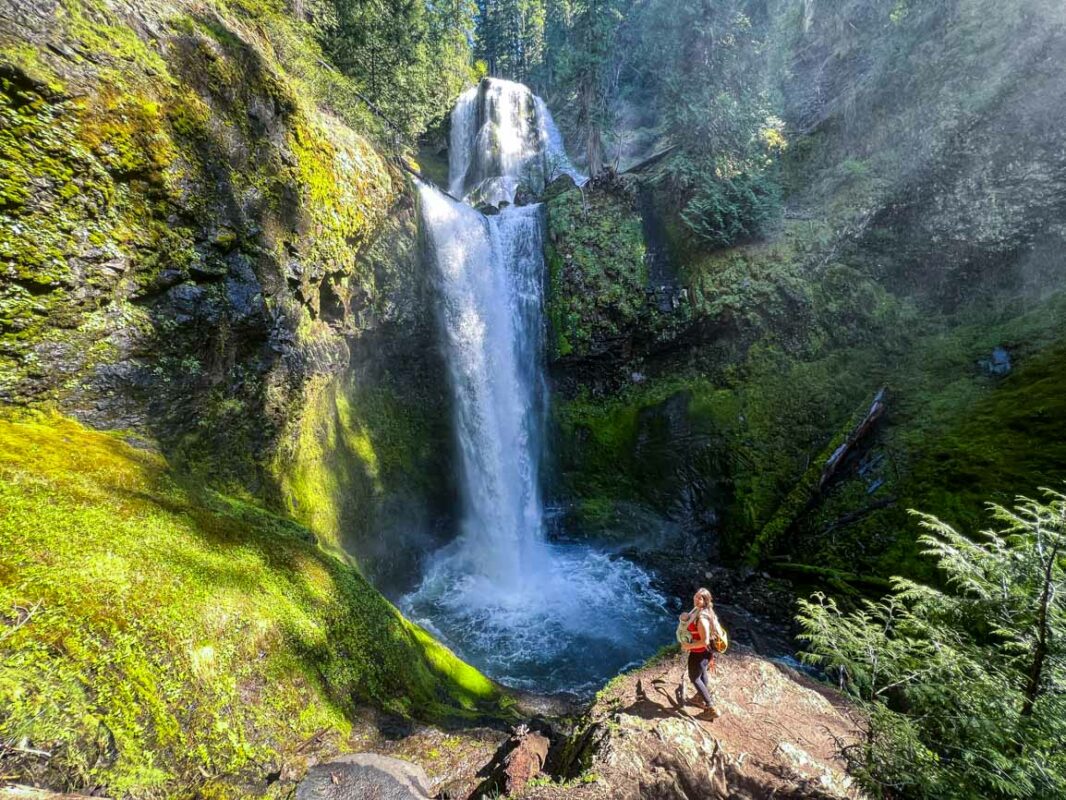 Falls Creek Falls Washington looking down on the lower viewpoint